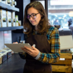 Frau Bestandsaufnahme CHeckliste Warenwirtschaft Einzelhandel