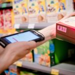 Person scannt Produkt mobil