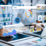 Person nutzt interaktives Dashboard das mit Power-BI erstellt wurde
