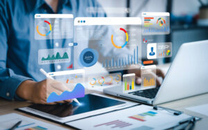 Person nutzt interaktives Dashboard das mit Power-BI erstellt wurde