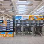 Foto vom Eingangsbereich des V-Markts mit smarten Einkaufswagen und mobilen Scannern